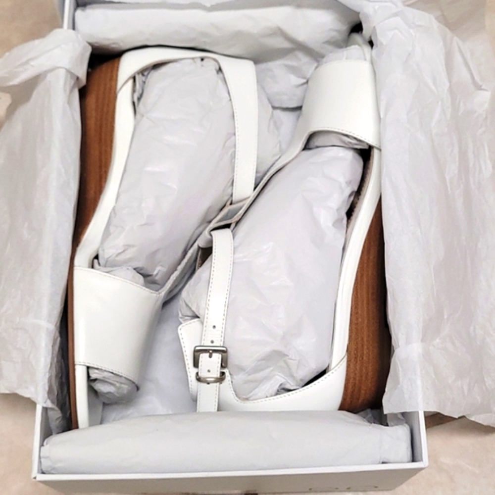 NWT Dana Davis Sandals